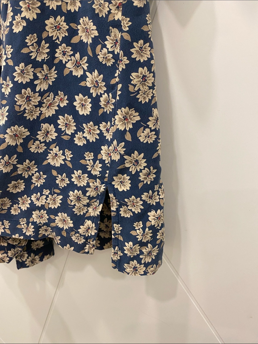 Vintage SILK Mulberry Blue Floral Button Down Blouse Size M Quiet Luxury Flowy - Picture 10 of 10